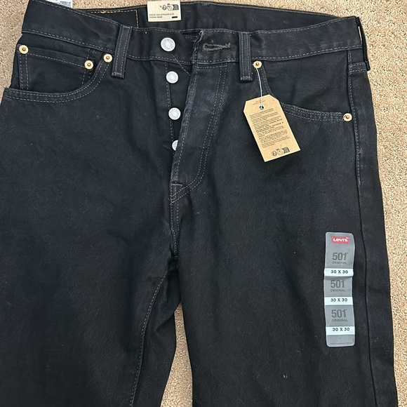 NWT.  Levi 501 30x30 black jeans.  Button up.  Never been worn - Picture 2 of 5